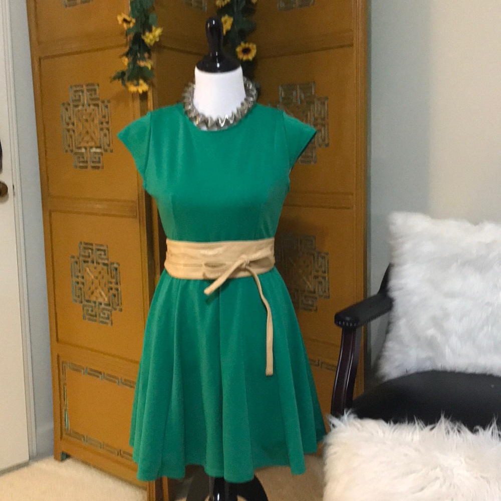 Emerald dress with loops for belt